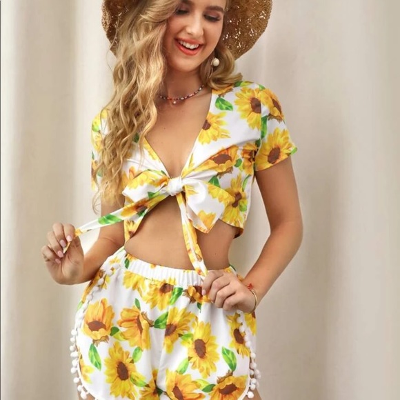Adorable sunflower shorts and crop top set - Picture 2 of 3